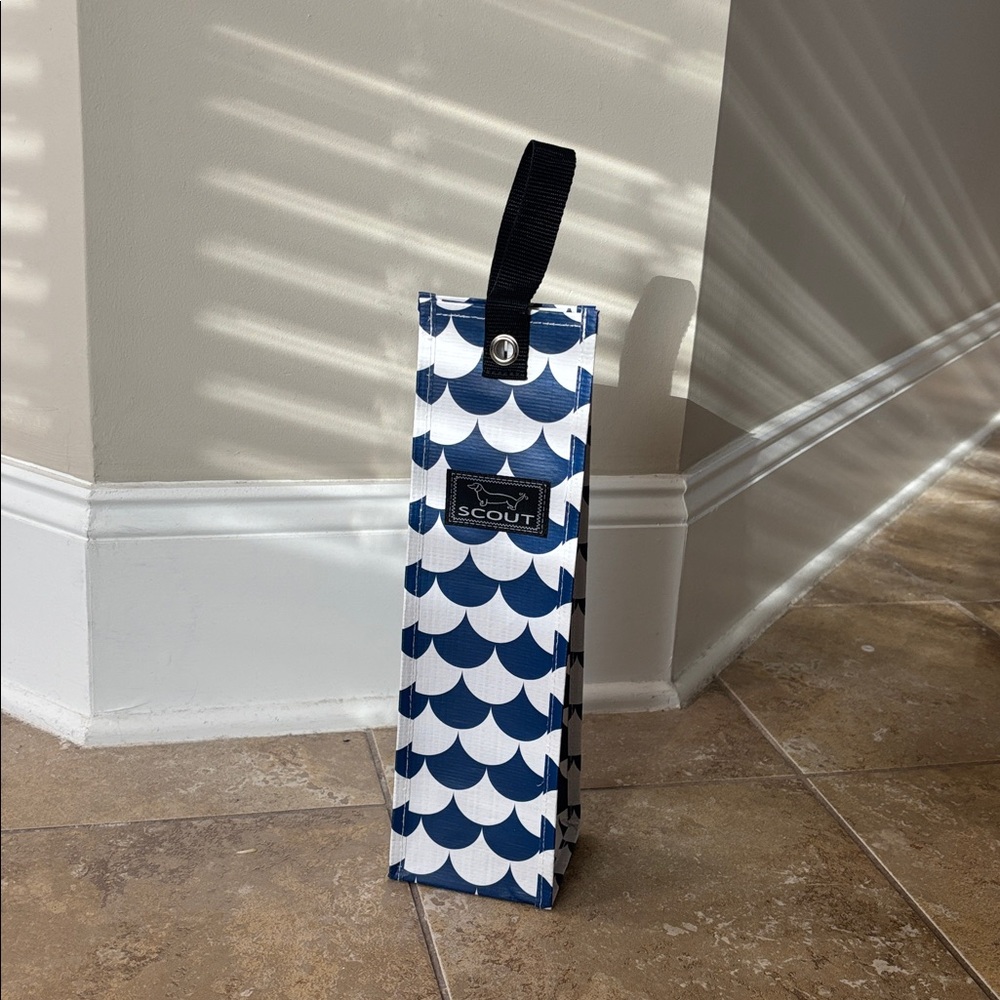 Scout Spirit Liftah small beverage gift bag in blue and white scallop print NWOT